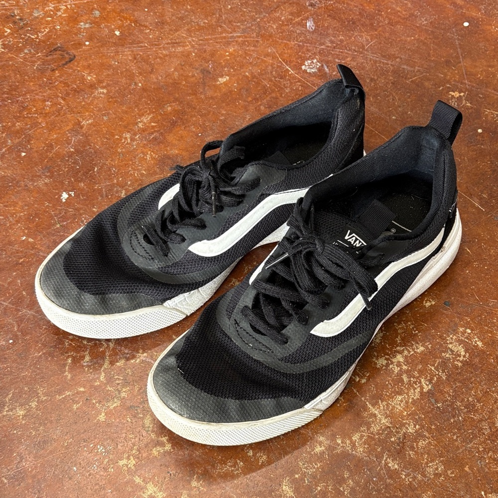 VANS UltraRange Black & White